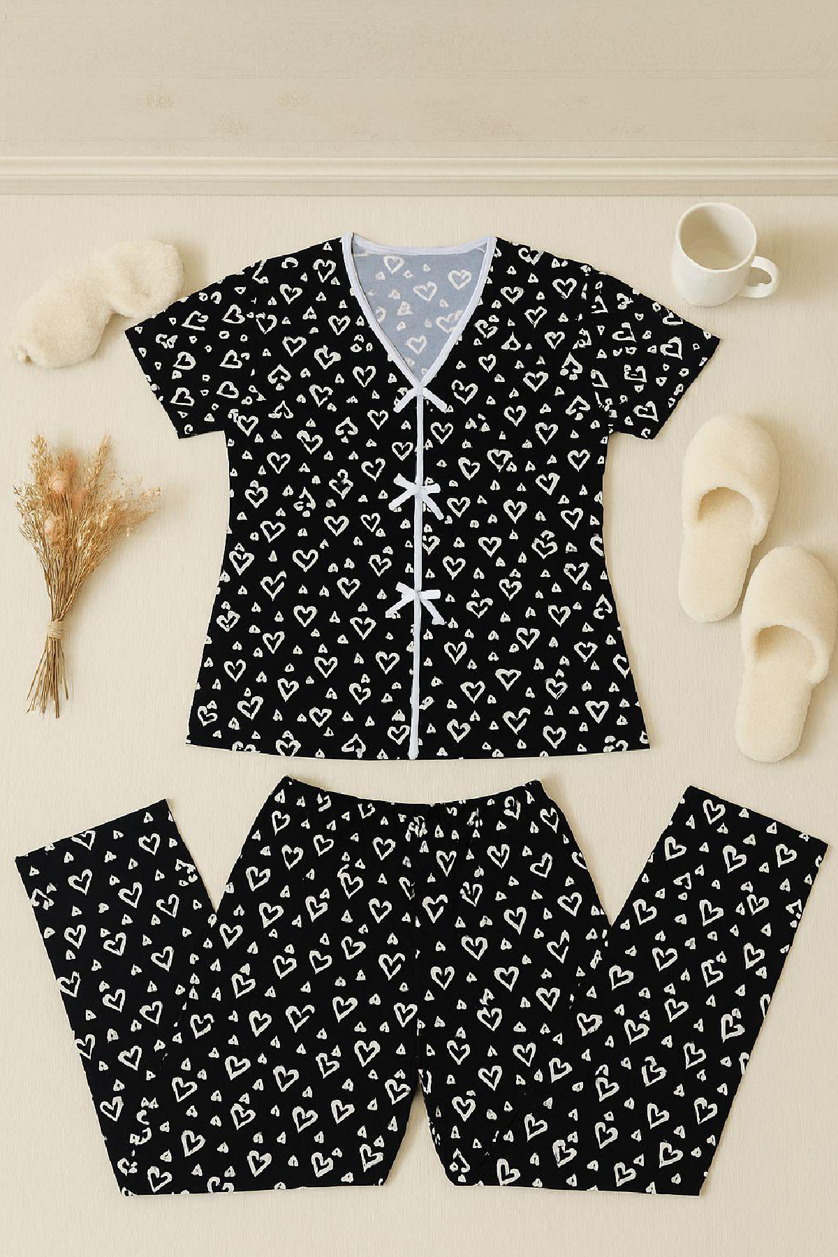 Kadın Siyah Beyaz Kalp Desenli Fiyonklu Kısa Kollu Pijama Takımı – Rahat, Şık ve 4 Mevsim Kullanım - Görsel 5