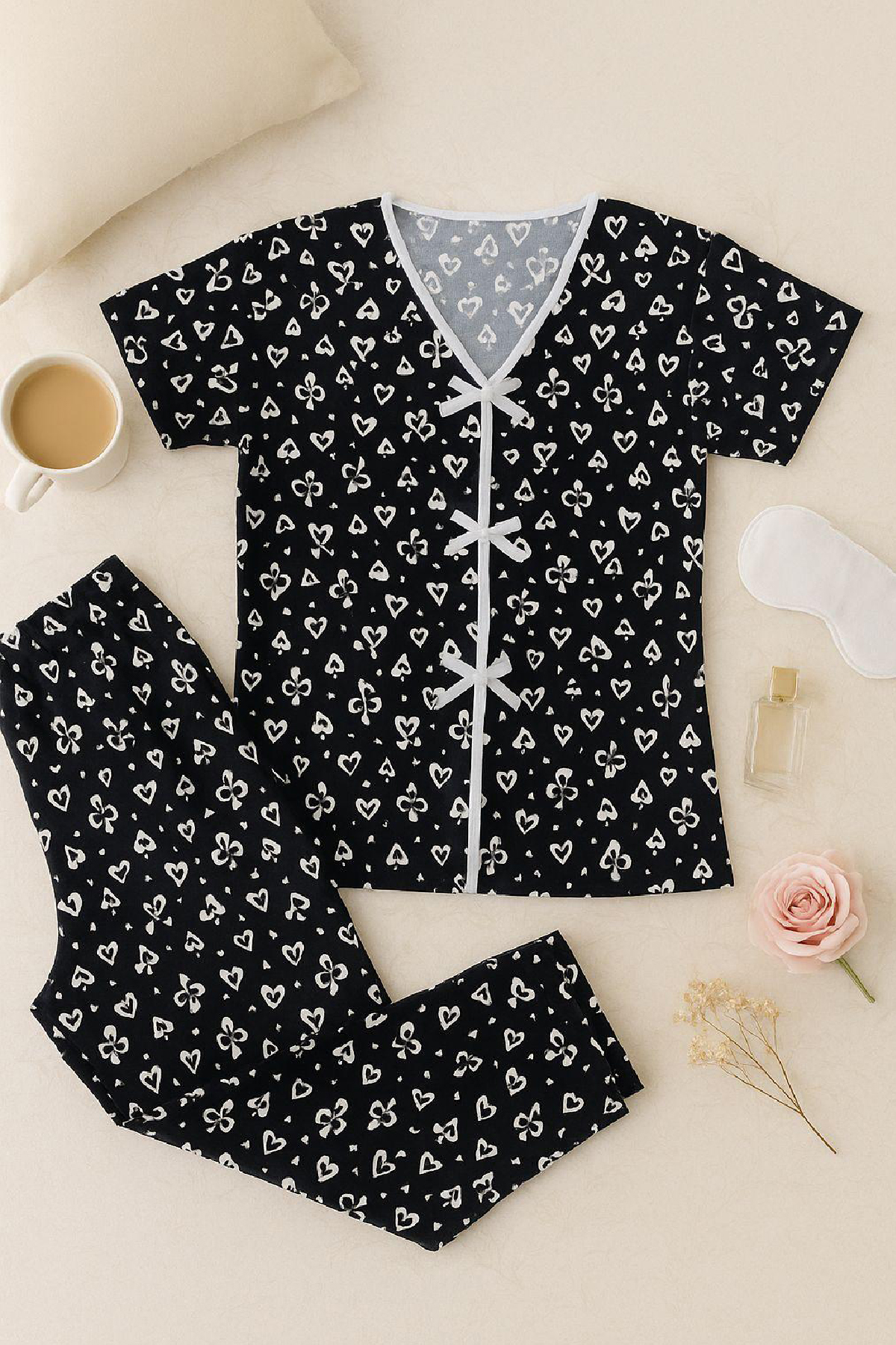 Kadın Siyah Beyaz Kalp Desenli Fiyonklu Kısa Kollu Pijama Takımı – Rahat, Şık ve 4 Mevsim Kullanım - Görsel 6