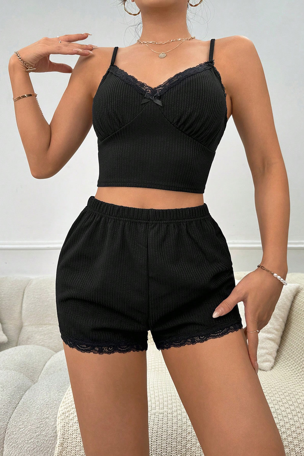 Kadın Siyah Alt ve Üst Dantel Detaylı Fiyonklu Şortlu Gecelik Takımı – Modern, Konforlu ve Günlük Kombinlere Uygun - Görsel 4