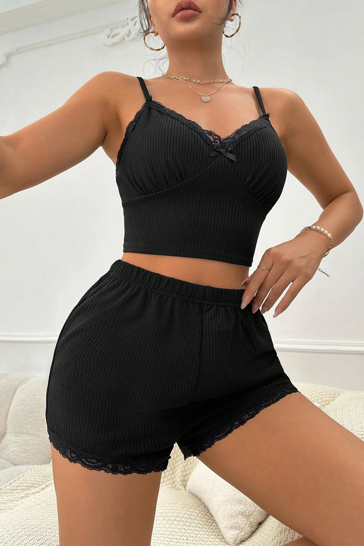 Kadın Siyah Alt ve Üst Dantel Detaylı Fiyonklu Şortlu Gecelik Takımı – Modern, Konforlu ve Günlük Kombinlere Uygun - Görsel 5