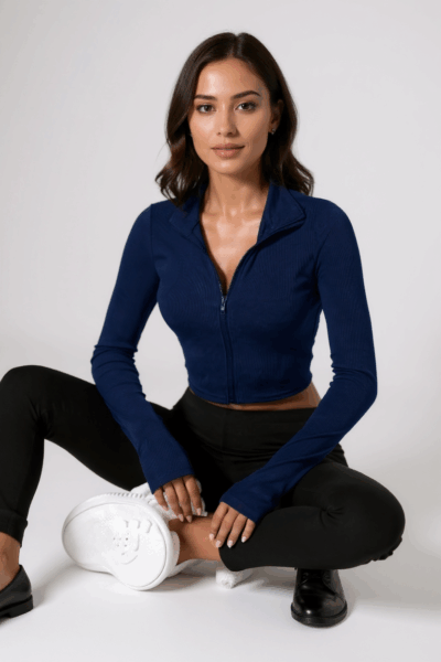 Kadın Lacivert Uzun Kol Fermuarlı Parmak Geçme Detaylı Dik Yaka Crop Top Bluz – Şık, Rahat ve Kolay Kombinlenebilir