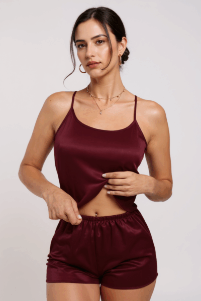 Kadın Bordo Asimetrik Sırt Dekolte Detaylı Şık Şortlu Gecelik Takım – Modern, Konforlu ve Günlük Kombinlere Uygun