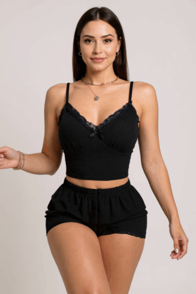 Kadın Siyah Alt ve Üst Dantel Detaylı Fiyonklu Şortlu Gecelik Takımı – Modern, Konforlu ve Günlük Kombinlere Uygun